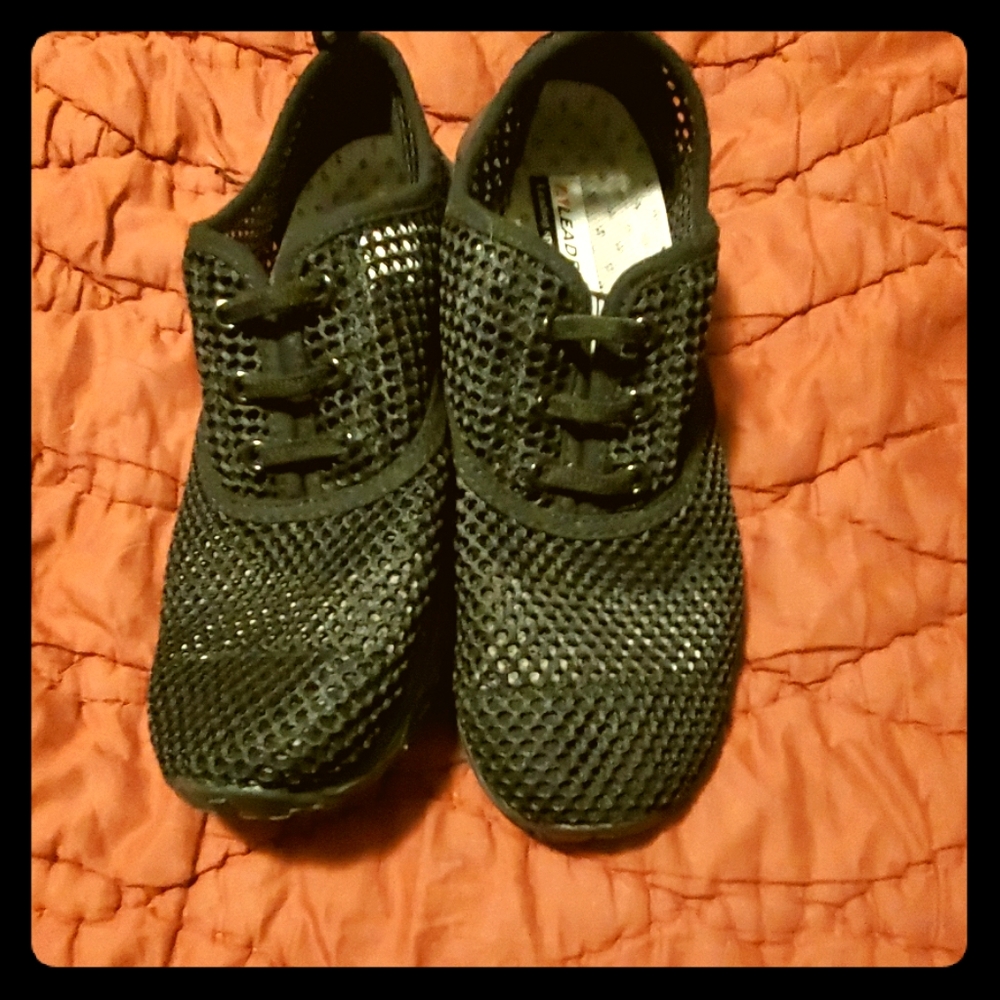 Black Leader Water Tennies 8.5